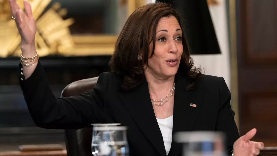 Harris macht Wahlkampf im Swing State Michigan.  - Bild: Jacquelyn Martin/AP/dpa