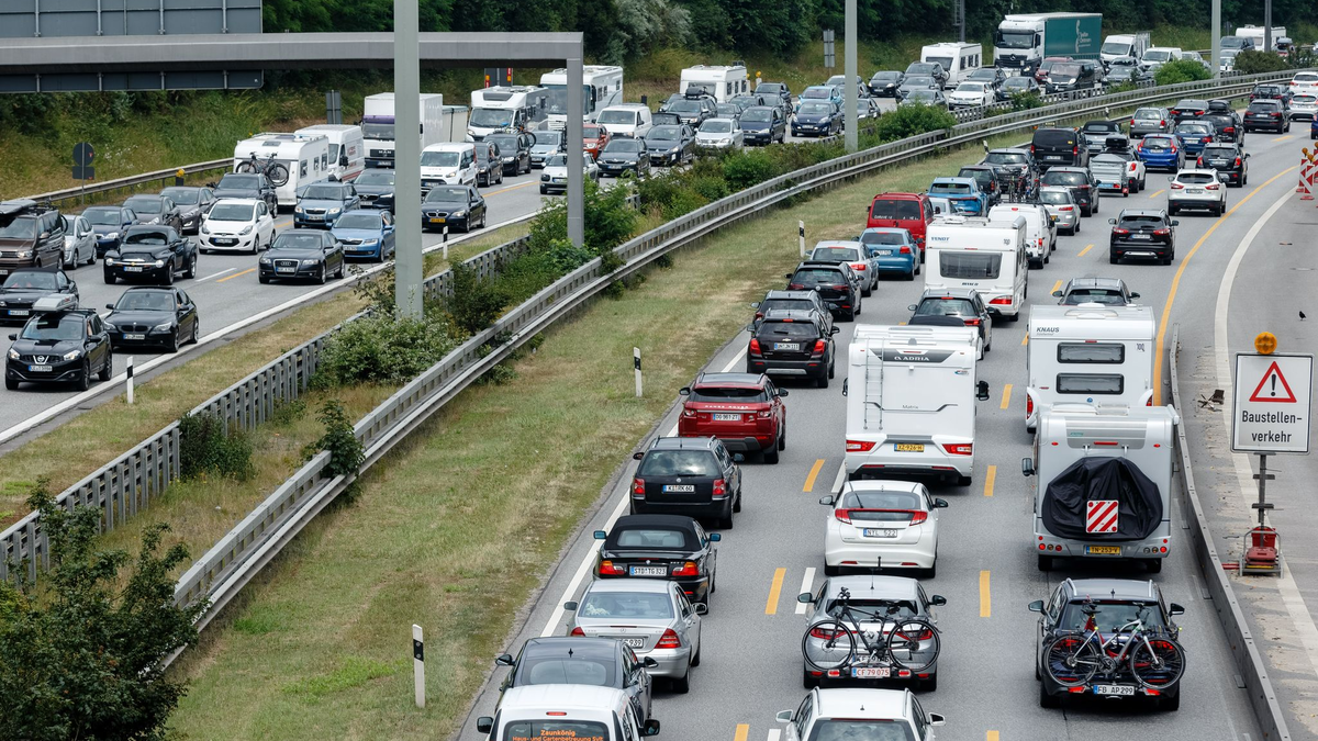 Der ADAC erwartet für das kommende Wochenende lange Staus. (Symbolbild) - Foto: Markus Scholz/dpa