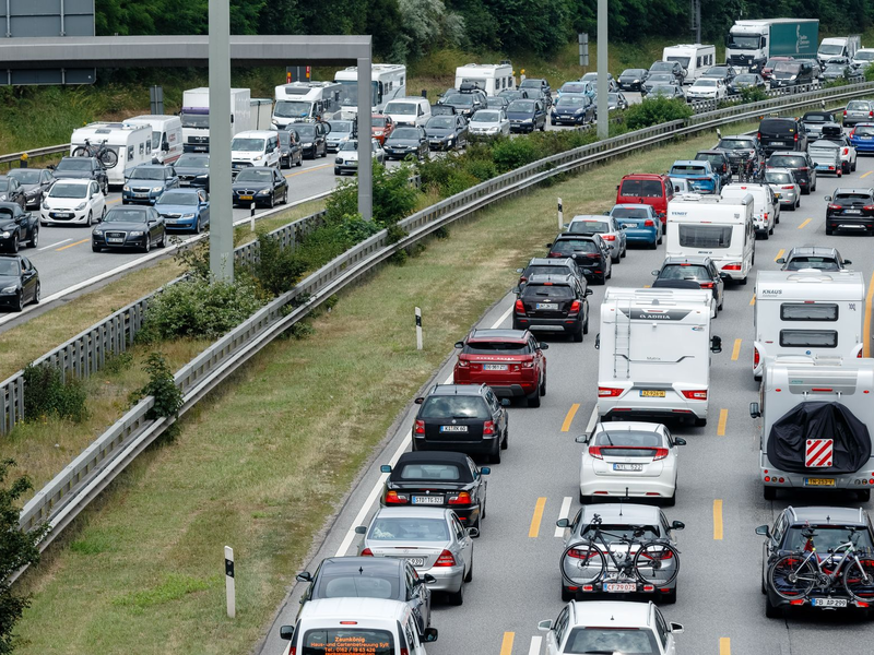 Der ADAC erwartet für das kommende Wochenende lange Staus. (Symbolbild) - Foto: Markus Scholz/dpa