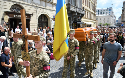 Soldaten tragen den Sarg der ermodeten früheren Parlamentsabgeordneten Iryna Farion während einer Beerdigungszeremonie. (Foto aktuell) - Foto: Mykola Tys/AP/dpa