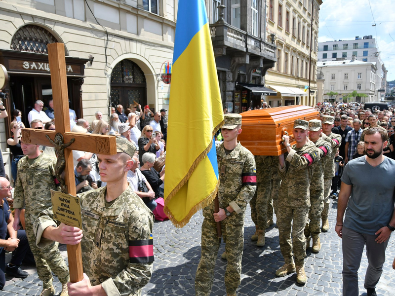 Soldaten tragen den Sarg der ermodeten früheren Parlamentsabgeordneten Iryna Farion während einer Beerdigungszeremonie. (Foto aktuell) - Foto: Mykola Tys/AP/dpa