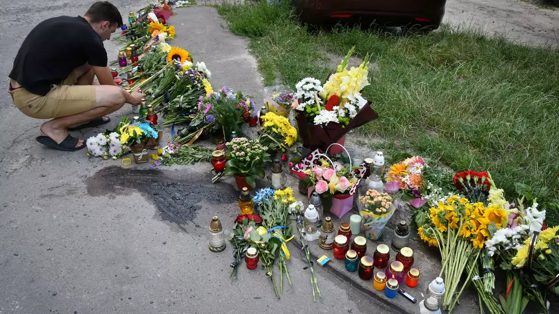 In der Ukraine trauern Menschen um die ermoderte Politikerin Iryna Farion und legen Blumen an der Stelle des Anschlags nieder. - Bild: Mykola Tys/AP/dpa