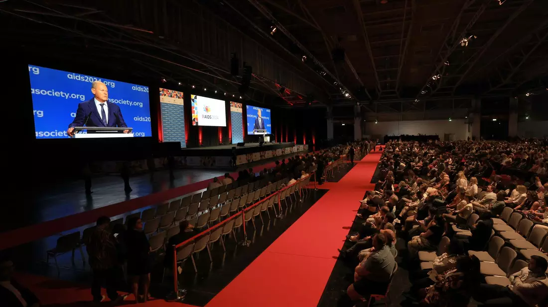 Bundeskanzler Olaf Scholz (SPD), spricht bei der Eröffnung der 25. Welt-Aids-Konferenz. - Bild: Karl-Josef Hildenbrand/dpa