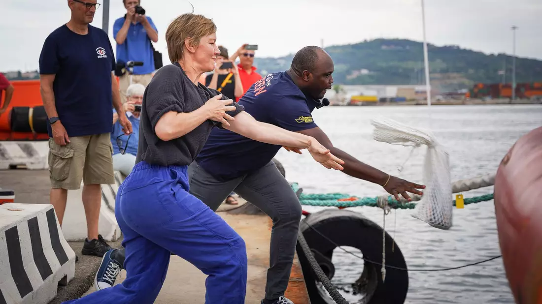 Hüller hat die Patenschaft des Kreuzers «Sea-Eye 5» übernommen. - Bild: Maik Lüdemann/Sea-Eye/United4Rescue/dpa