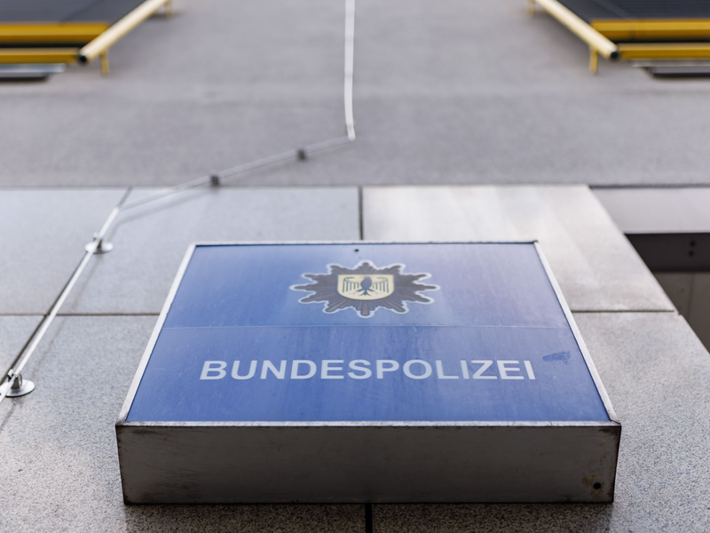 Ein Bundespolizist hat auf einen Mann geschossen. (Symbolfoto) - Foto: Daniel Karmann/dpa