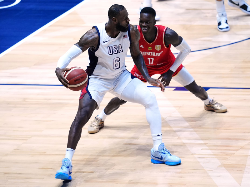 Spielbeginn in London: Olympiasieger USA gegen Weltmeister Deutschland. - Foto: Adam Davy/PA Wire/dpa