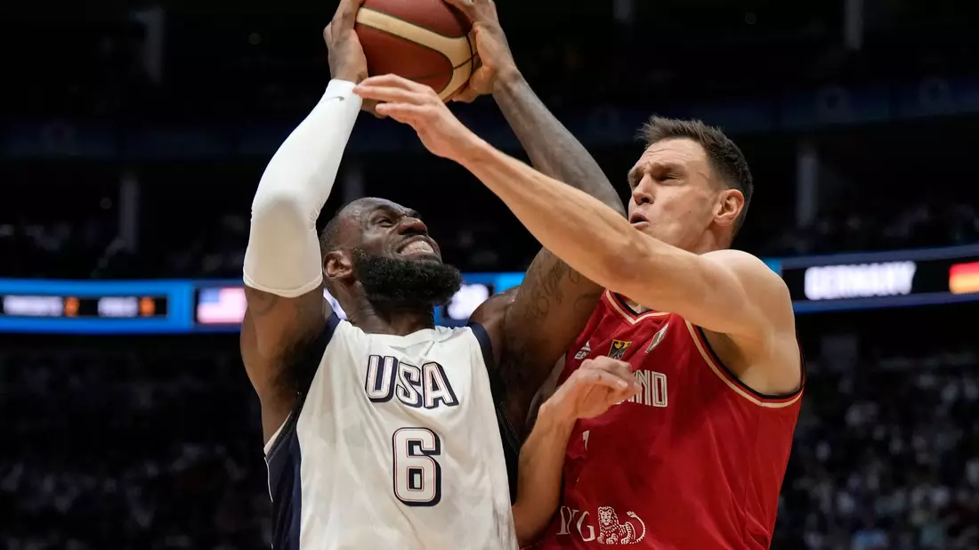 Moritz Wagner und US-Center Anthony Davis unter dem Korb. - Bild: Alastair Grant/AP