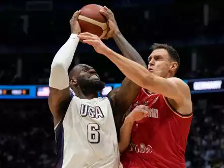 Moritz Wagner und US-Center Anthony Davis unter dem Korb. - Foto: Alastair Grant/AP