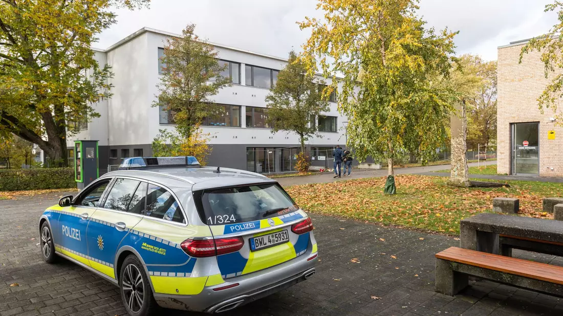 Der Angriff in Offenburg löste im November Trauer und Entsetzen aus. (Archivbild) - Bild: Philipp von Ditfurth/dpa