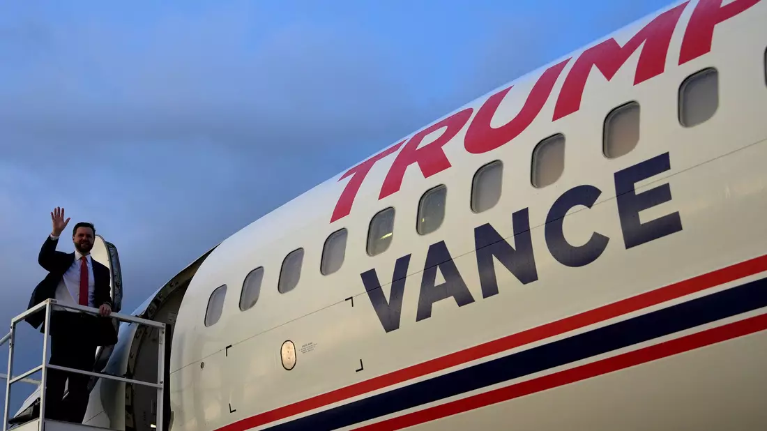 Der republikanische Vizekandidat J.D. Vance ist unterdessen auf Wahlkampf-Tour - natürlich im eigens bedruckten Flugzeug wie sein Chef. - Bild: Julia Nikhinson/AP /dpa