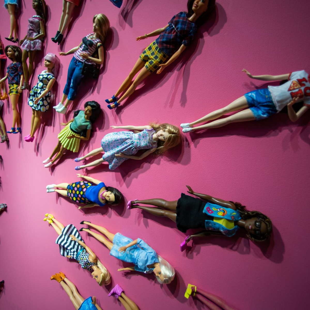 Umstrittene Kultpuppe: die Barbie. (Archivbild) - Foto: Daniel Karmann/dpa