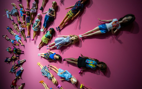 Umstrittene Kultpuppe: die Barbie. (Archivbild) - Foto: Daniel Karmann/dpa