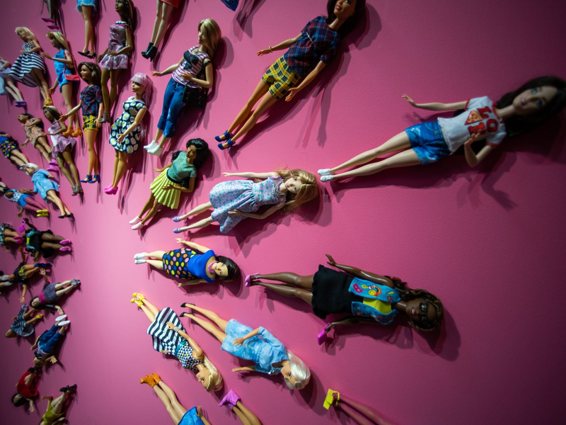 Umstrittene Kultpuppe: die Barbie. (Archivbild) - Foto: Daniel Karmann/dpa