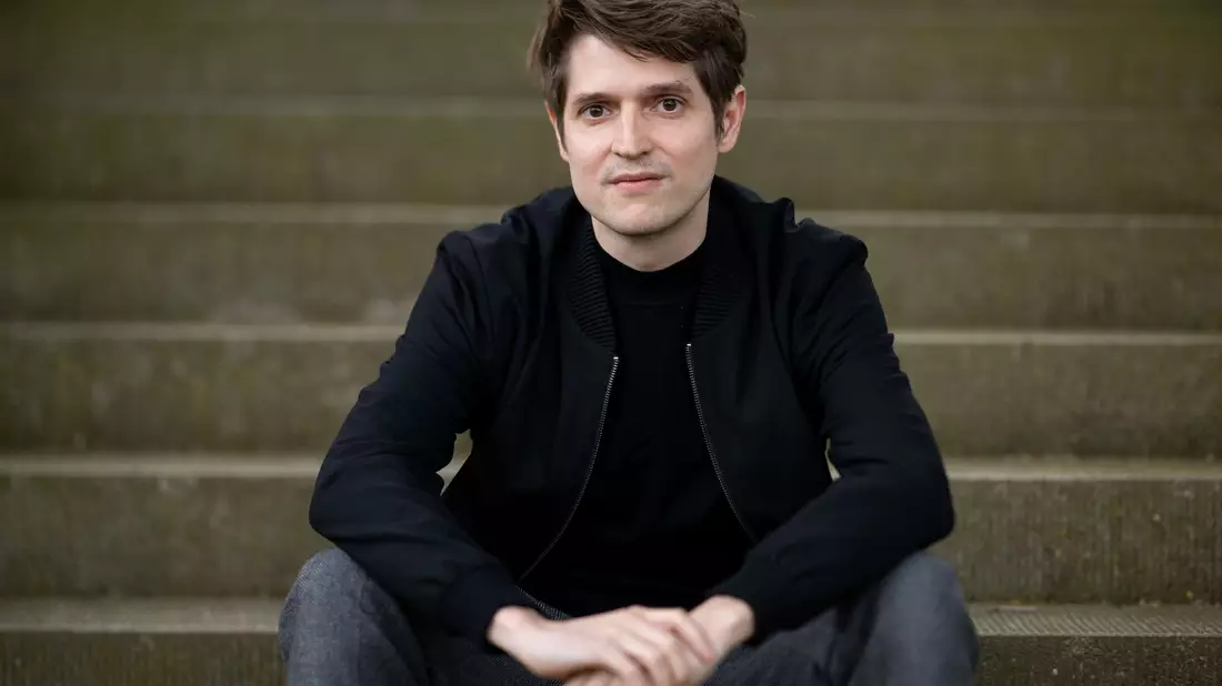 In seinem neuen Buch «Die Geschichten in uns. Vom Schreiben und vom Leben» offenbart der Bestsellerautor so viel Privates und Persönliches wie nie zuvor. (Foto - Archiv)  - Bild: Sebastian Christoph Gollnow/dpa