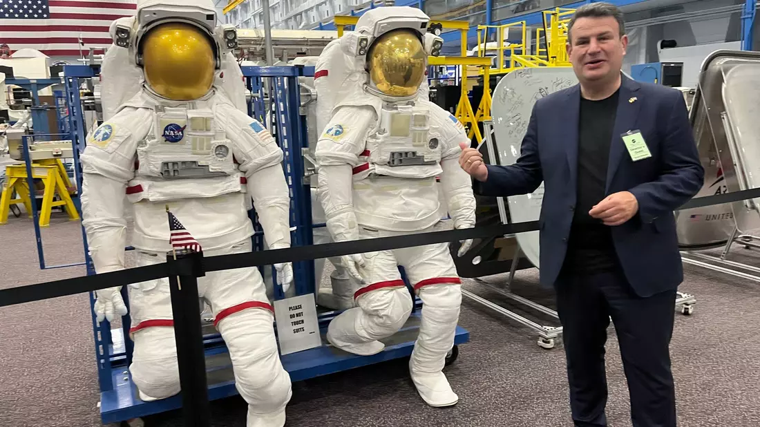 Ein Bild für Hubertus Heil: Von Nasa-Strategiedirektor Douglas Terrier bekommt er ein Andenken. - Bild: Basil Wegener/dpa
