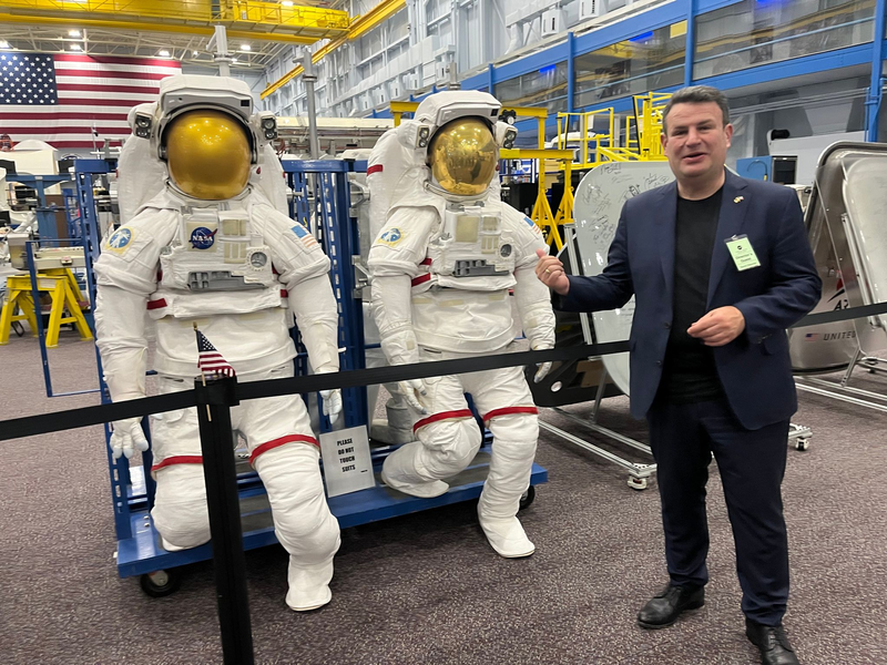 Ein Bild für Hubertus Heil: Von Nasa-Strategiedirektor Douglas Terrier bekommt er ein Andenken. - Foto: Basil Wegener/dpa