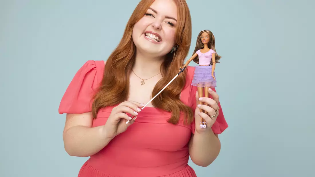 Die neue Barbie-Puppe hat einen Stock und trägt eine Sonnenbrille. - Bild: Mattel/PA Media/dpa