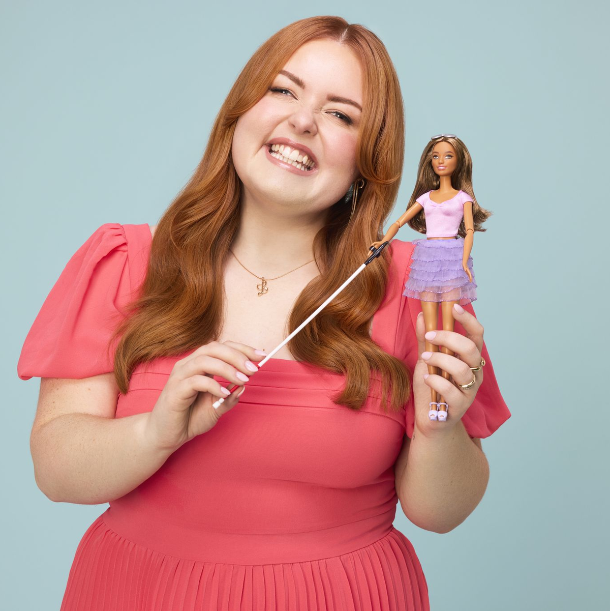 Die neue Barbie-Puppe hat einen Stock und trägt eine Sonnenbrille. - Foto: Mattel/PA Media/dpa