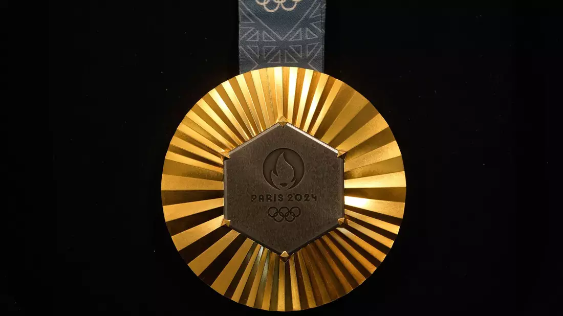 So eine Goldmedaille ist für Leichtathleten in Paris 50.000 Dollar wert - Bild: Thibault Camus/AP/dpa