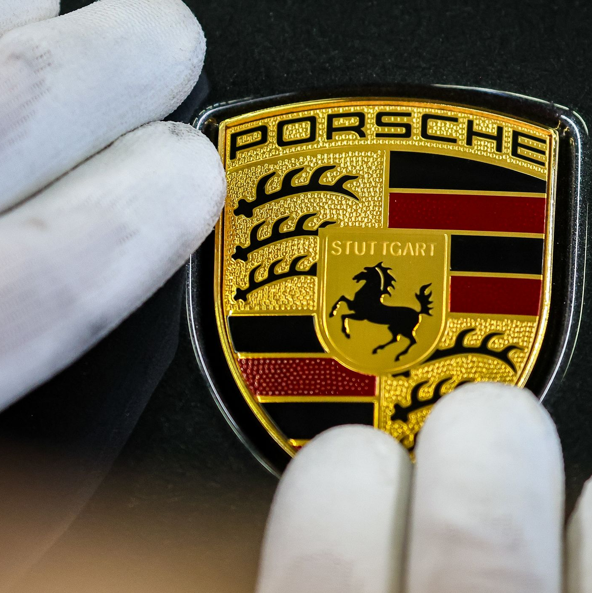 Künftig setzt Porsche wieder weniger auf E-Modell wie den Macan - sondern auf Verbrenner. (Archivbild) - Foto: Jan Woitas/dpa