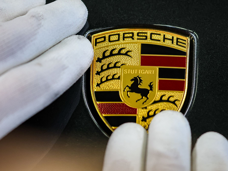 Trotz des besseren Laufs im zweiten Jahresviertel hat Porsche-Chef Oliver Blume die Jahresprognosen gesenkt. (Archivbild)  - Foto: Jan Woitas/dpa