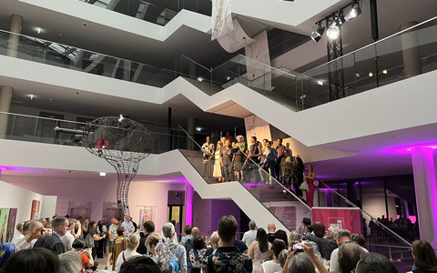 Kunst trifft auf HIV: Die Ausstellung 'HIV Science as Art' vereint hochkarätige Kunst mit modernster HIV-Wissenschaft - die Eröffnung findet im Rahmen der Welt-Aids-Konferenz in München statt - Foto: presseportal.de