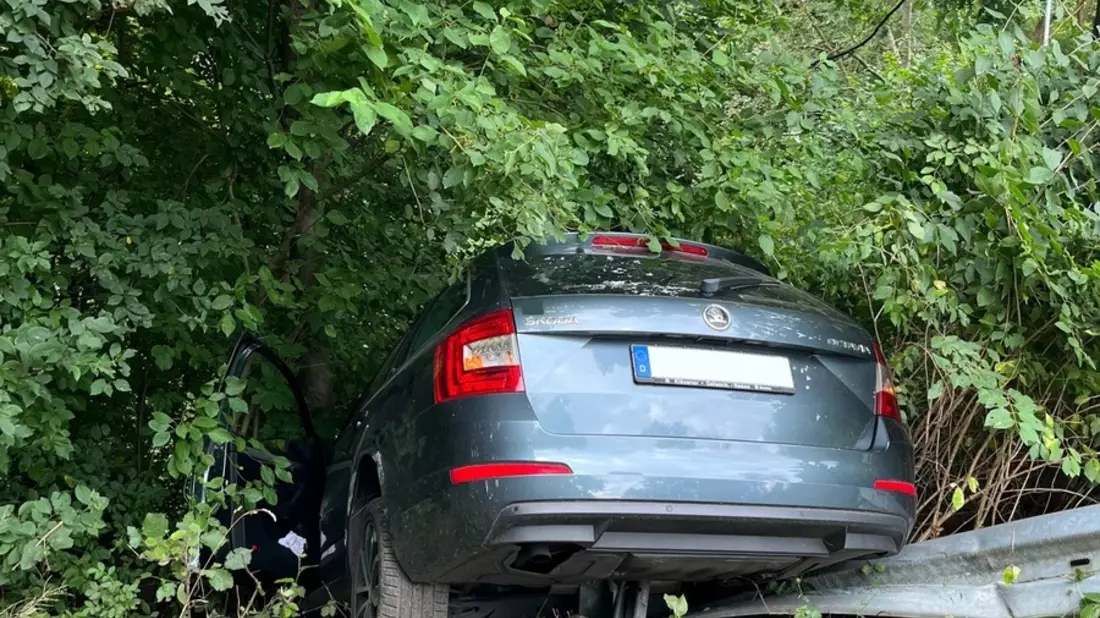 POL-BO: Von der Fahrbahn abgekommen: Autofahrer (64) nach Alleinunfall in Herne leicht verletzt - Bild: presseportal.de