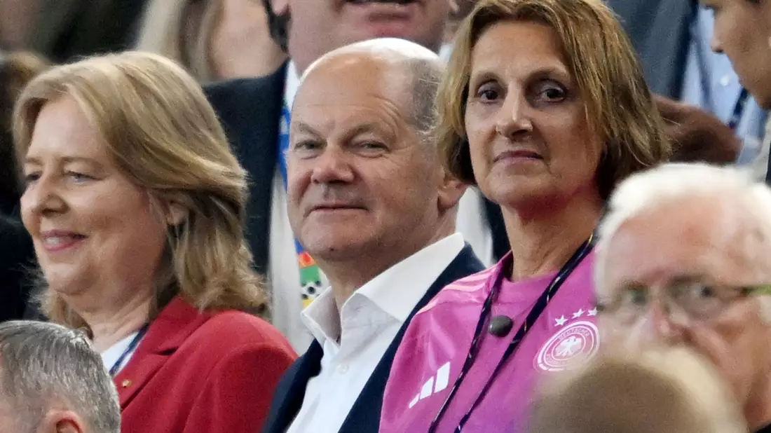 Bei der Fußball-Europameisterschaft saßen auch Bundeskanzler Olaf Scholz und seine Frau Britta Ernst bisweilen auf der Tribüne, hier mit Bundestagspräsidentin Bärbel Bas. (Archivbild) - Bild: Bernd Thissen/dpa