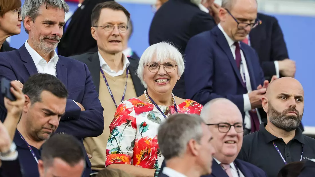 Bei einigen Spiel der Fußball-EM wollten auch Regierungsmitglieder mitjubeln, hier unter anderen Gesundheitsminister Karl Lauterbach. (Archivbild) - Bild: Christian Charisius/dpa