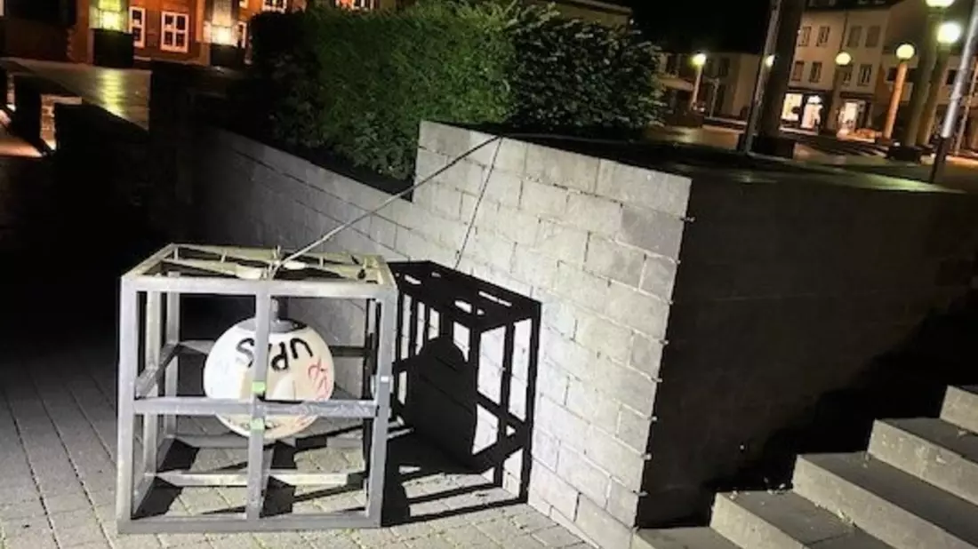 POL-PDTR: In Trierer Innenstadt: Zwei gleichzeitige Brände und beschädigte Lampen mit hohem Schaden - Bild: presseportal.de