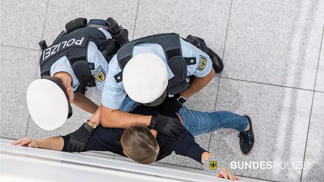 Bundespolizeidirektion München: Ohne Fahrschein dafür gewaltbereit und mit Drogen unterwegs - Bild: presseportal.de