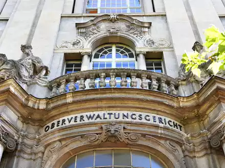 Bei der Berliner Justiz sind Dutzende Verfahren im Streit über die Visavergabe an Afghanen mit Aufnahmezusage eingegangen. (Symbolbild) - Foto: Paul Zinken/dpa