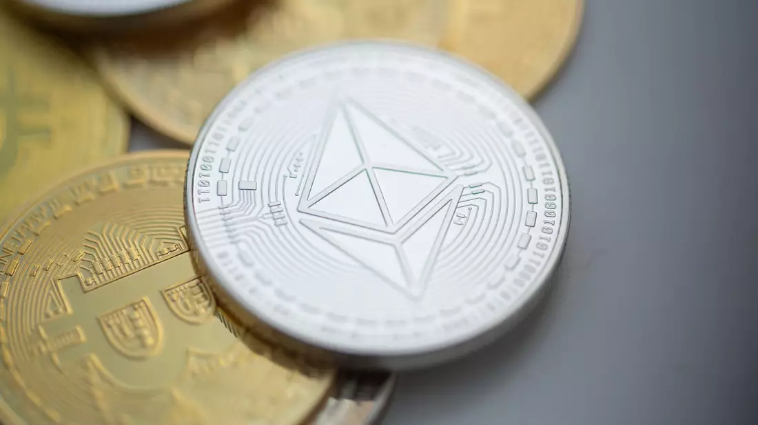 Für die zweitgrößte Kryptowährung Ether beginnt mit der Zulassung von ETFs in den USA ein neues Kapitel. - Bild: Fernando Gutierrez-Juarez/dpa