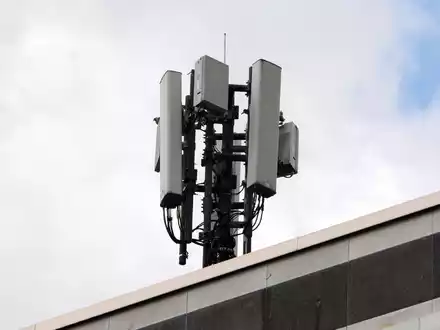 Mobilfunkantennen im Standard 4G/LTE (länglich) und 5G (quadratisch) stehen auf einem Haus. - Foto: Wolf von Dewitz/dpa-Zentralbild/dpa