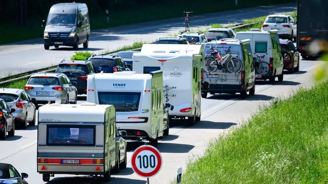 Die rechte Spur im Urlaubsverkehr gehört zunehmend den Wohnmobilen und Wohnwagen-Gespannen. (Symbolbild) - Bild: Jonas Walzberg/dpa