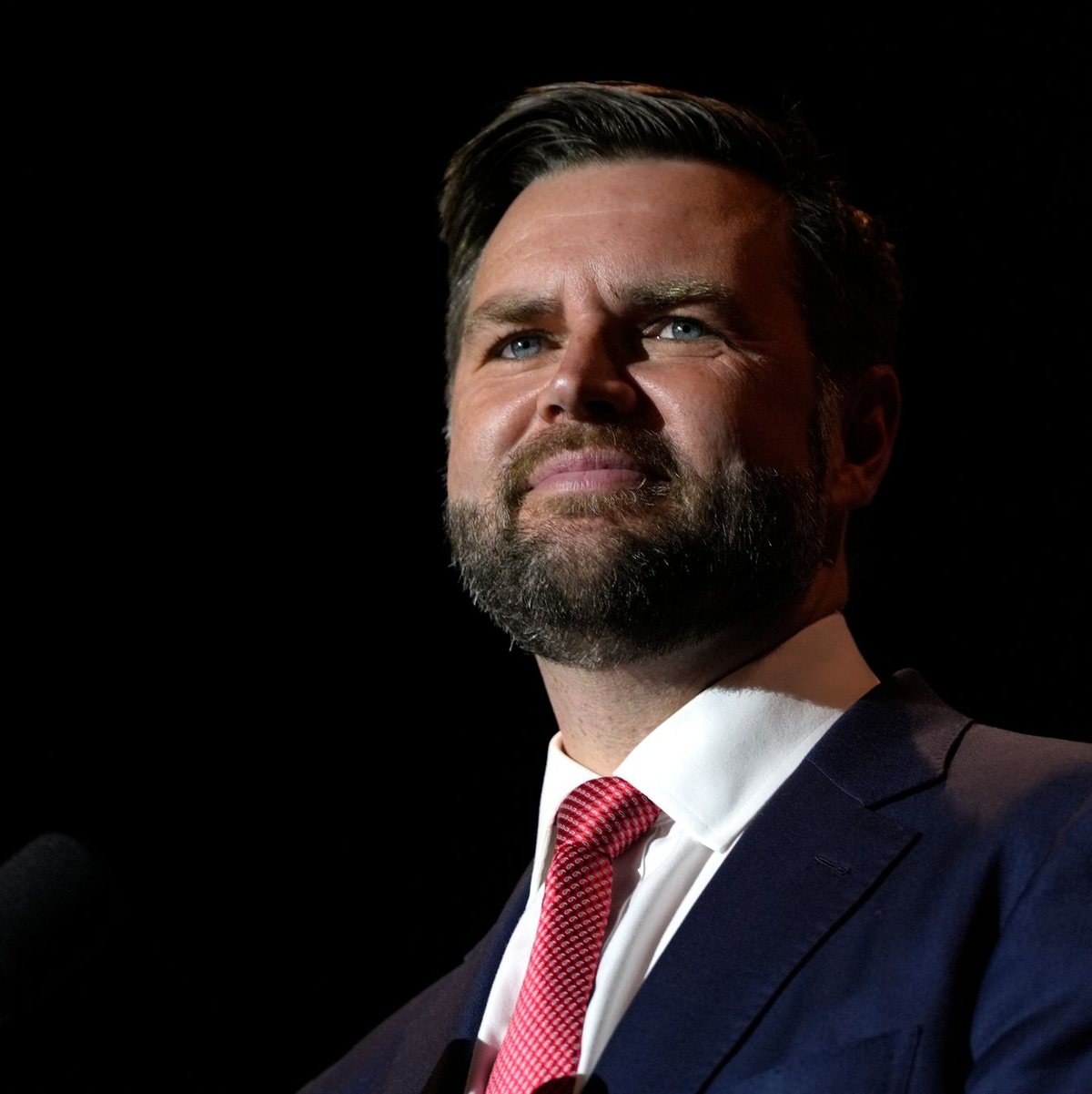 Der US-amerikanische Schriftsteller J.D. Vance will US-Vizepräsident werden. - Foto: Julia Nikhinson/AP