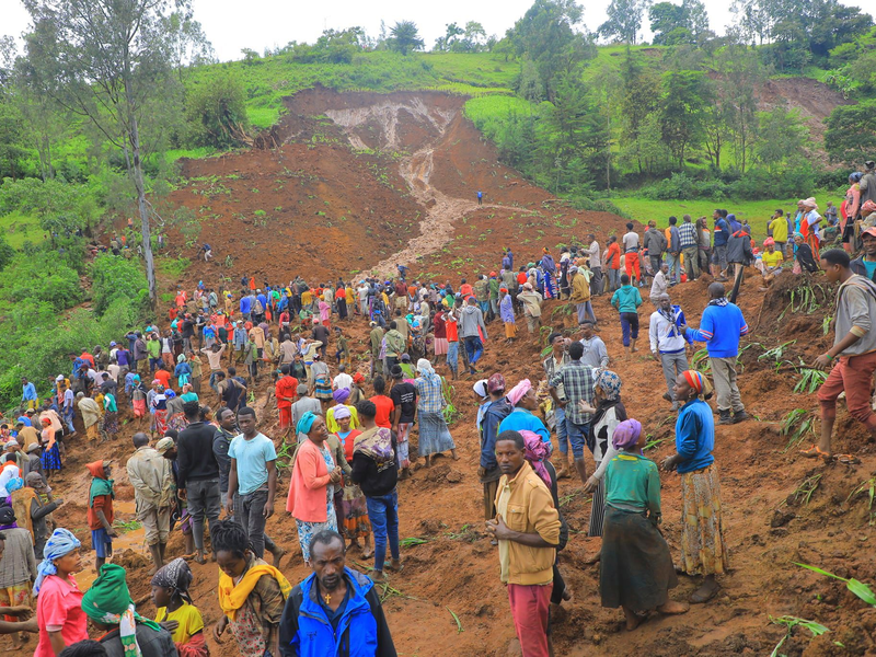 Die Rettung von Verschütteten nach den Schlamlawinen in Athiopien gestaltet sich schwierig. - Foto: Uncredited/Gofa Zone Government Communication Affairs Department/AP