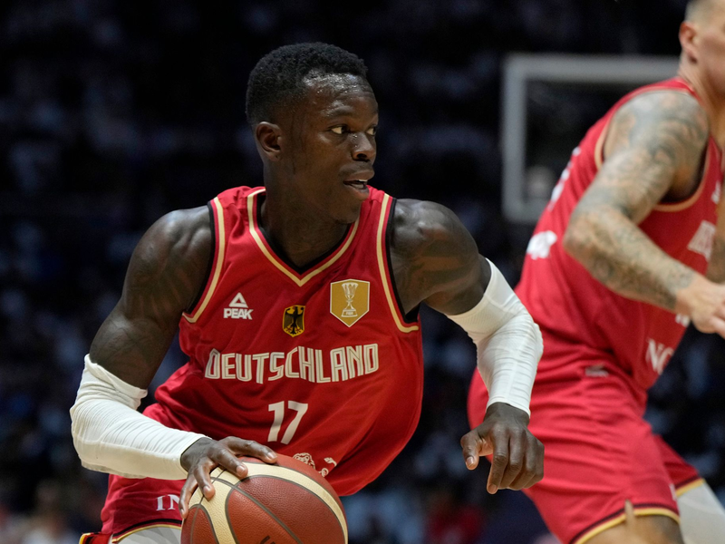 Dennis Schröder trägt einem Bericht zufolge bei der Olympia-Eröffnungsfeier in Paris die deutsche Fahne. - Foto: Alastair Grant/AP