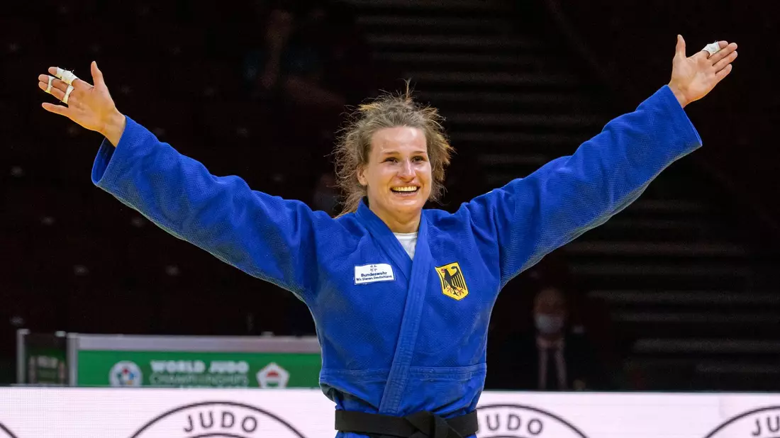 Auch Judo-Weltmeisterin Anna-Maria Wagner darf die Fahne tragen. - Bild: Zsolt Szigetvary/MTI/AP/dpa