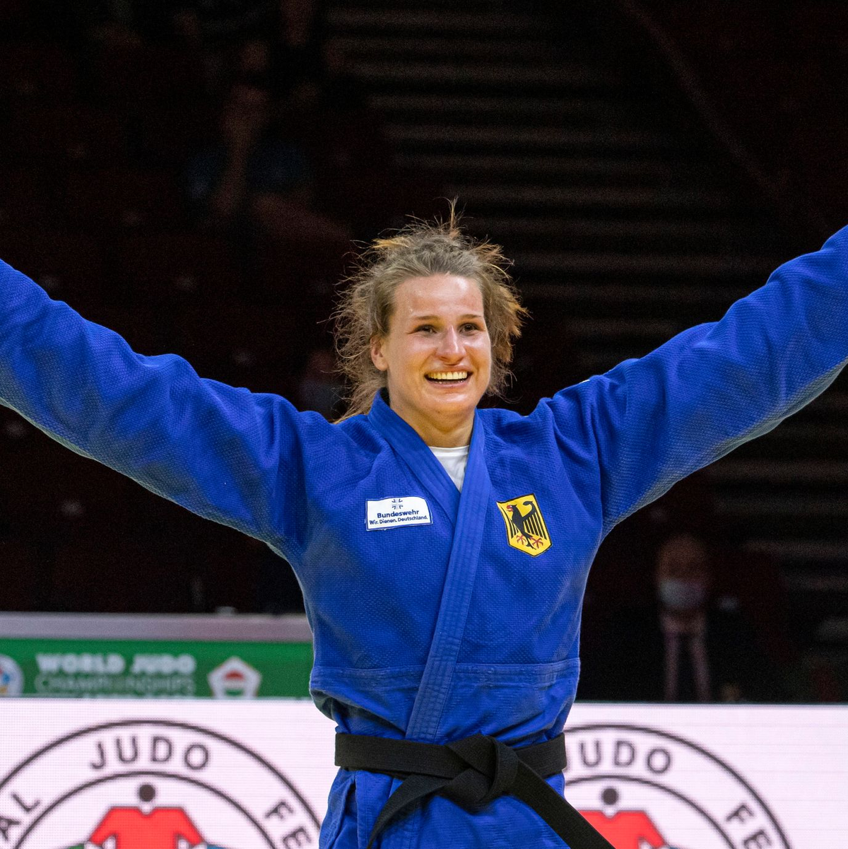 Auch Judo-Weltmeisterin Anna-Maria Wagner darf die Fahne tragen. - Foto: Zsolt Szigetvary/MTI/AP/dpa
