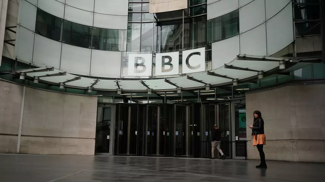 Die BBC will in den kommenden zwei Jahren 500 Stellen streichen - Bild: Jordan Pettitt/PA Wire/dpa