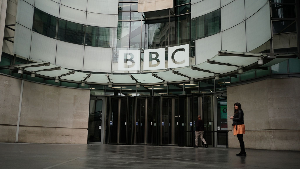 Die BBC will in den kommenden zwei Jahren 500 Stellen streichen - Foto: Jordan Pettitt/PA Wire/dpa