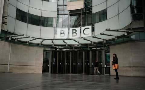 Die BBC will in den kommenden zwei Jahren 500 Stellen streichen - Foto: Jordan Pettitt/PA Wire/dpa