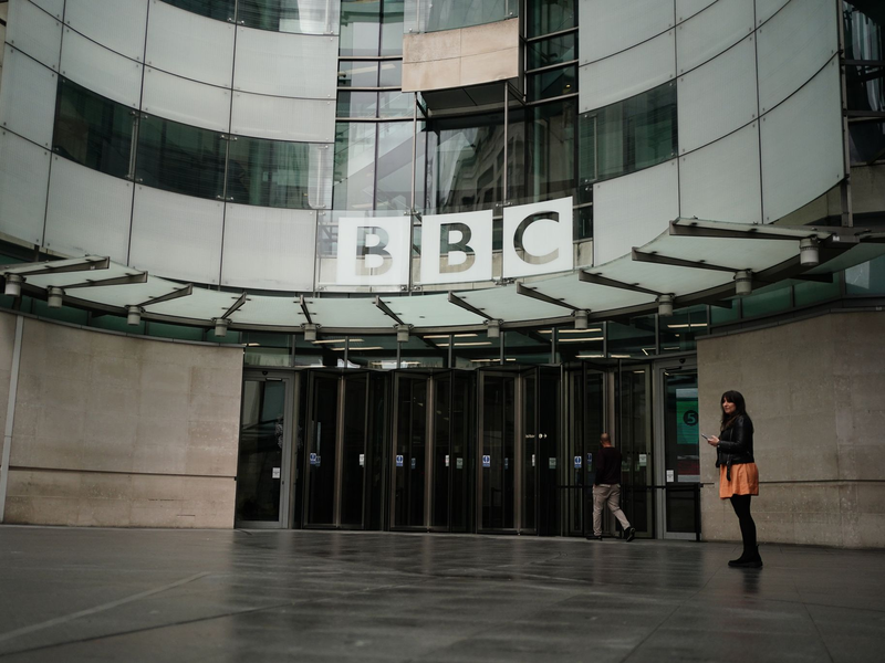 Die BBC will in den kommenden zwei Jahren 500 Stellen streichen - Foto: Jordan Pettitt/PA Wire/dpa