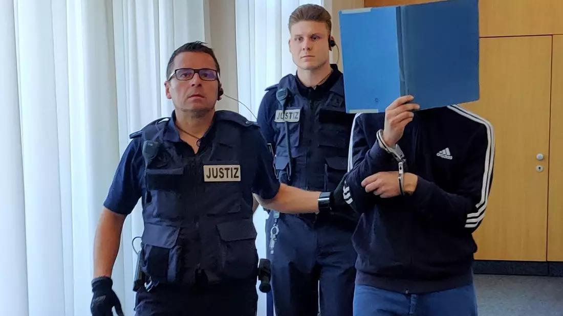 Das Landgericht Ulm verurteilte den 25-jährigen Angeklagten wegen Mordes. - Bild: Katharina Schroeder/dpa