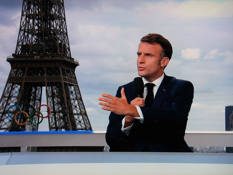 Macron möchte Céline Dion bei der Olympia-Eröffnungsfeier begrüßen. - Foto: Ludovic Marin/AFP/dpa