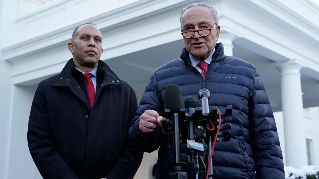 Schumer: «Wir sind heute hier, um unsere Unterstützung für Vizepräsidentin Kamala Harris zum Ausdruck zu bringen.» - Bild: Susan Walsh/AP/dpa