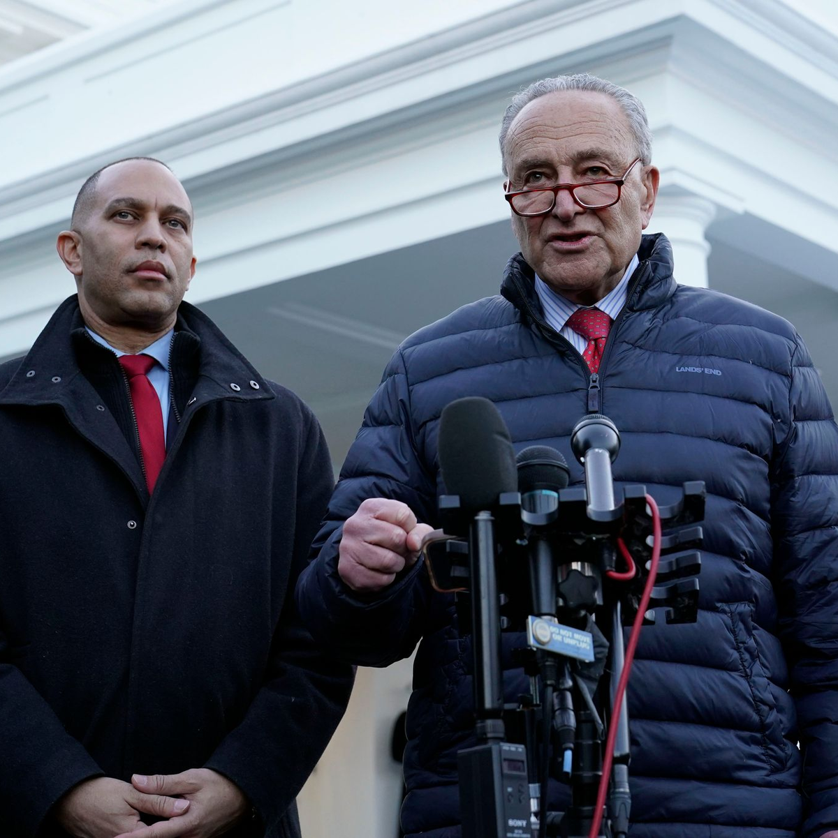 Schumer: «Wir sind heute hier, um unsere Unterstützung für Vizepräsidentin Kamala Harris zum Ausdruck zu bringen.» - Foto: Susan Walsh/AP/dpa