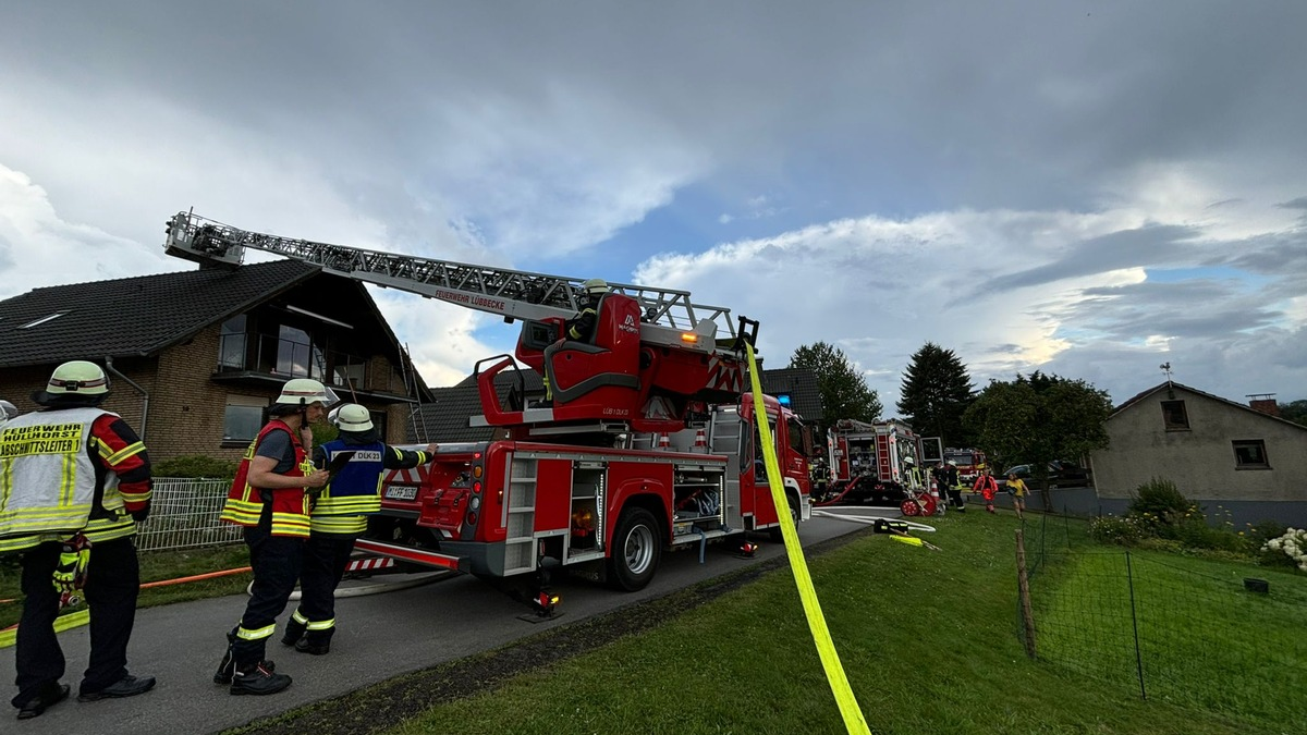 FW Hüllhorst: Wohnhaus Dachstuhlbrand in der Gemeinde Hüllhorst - Foto: presseportal.de