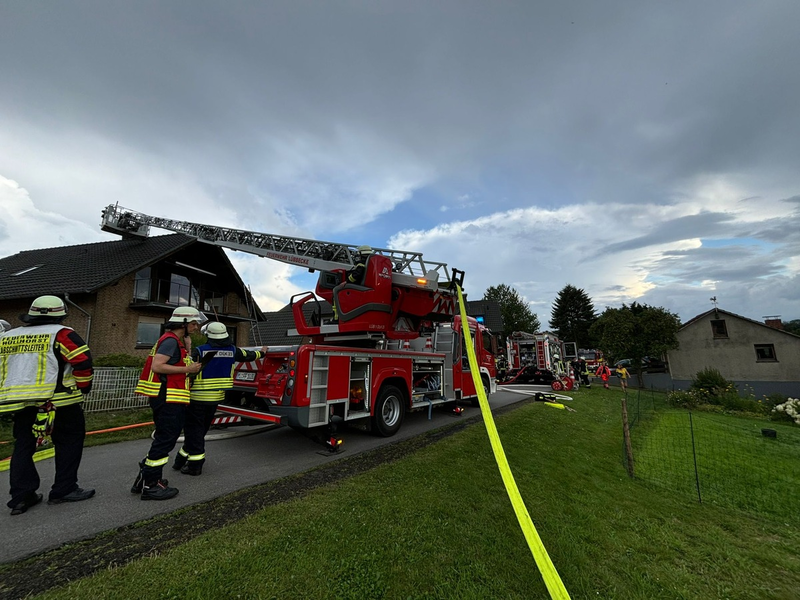 FW Hüllhorst: Wohnhaus Dachstuhlbrand in der Gemeinde Hüllhorst - Foto: presseportal.de